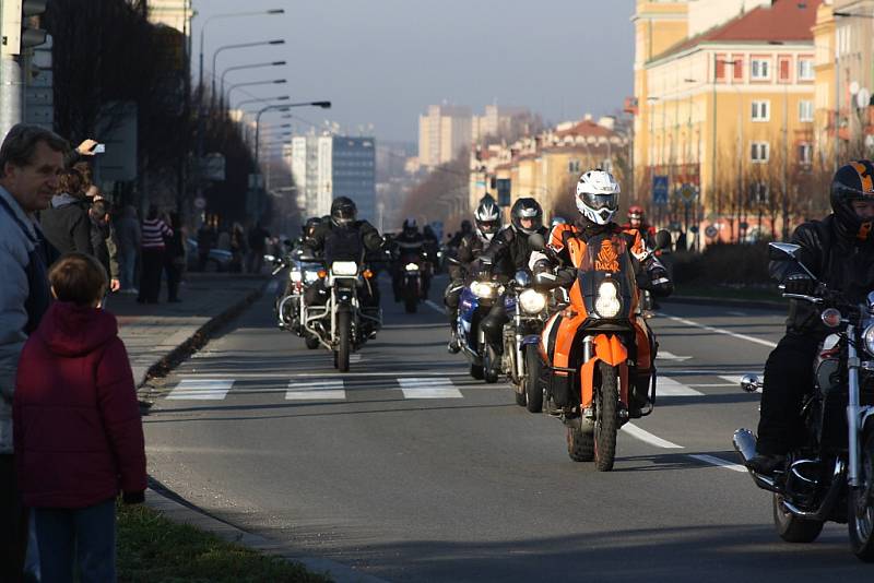 Vánoční vyjížďka motorkářů v Havířově. 