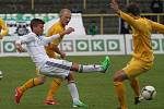 Z utkání Karviná (v bílém) - Sokolov 1:0.