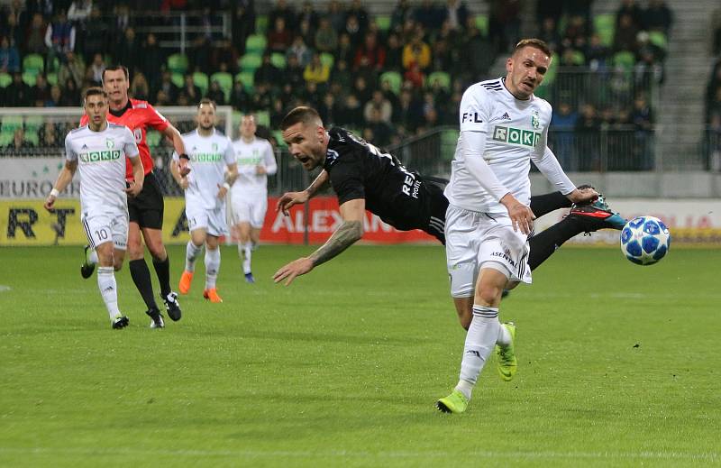 Slezské derby mezi Karvinou (v bílém) a Baníkem Ostrava.