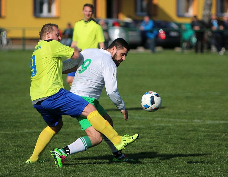 Fotbalisté Stonavy (žluté dresy) porazili doma kolegy z havířovských Datyní.