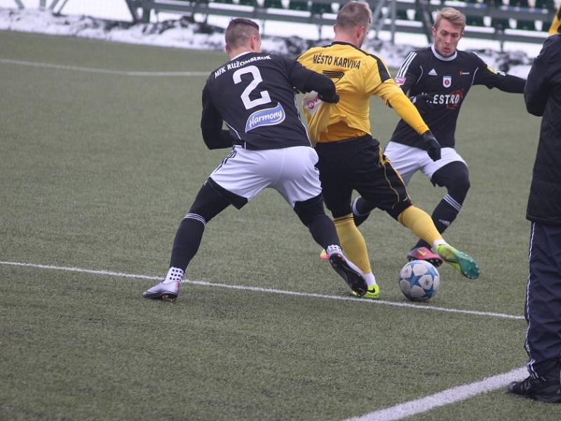 Karvinští fotbalisté (ve žlutém) doma remizovali 0:0.