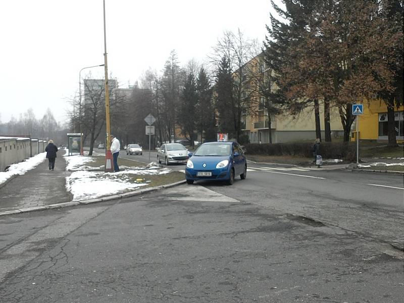 Nehoda na Okrajové ulici, při které řidič srazil dítě na přechodu. 