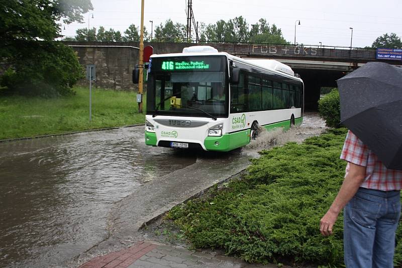 Následky bouřky s přívalovým deštěm a krupobitím v Havířově. 