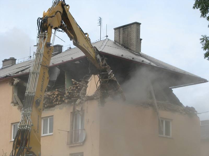 Demolice střechy a bytu v domě, který poškodil výbuch plynu. 