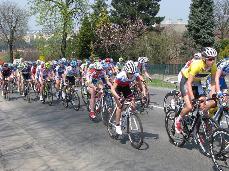 Cyklistky ve stoupání do Bludovického kopce v Havířově. 