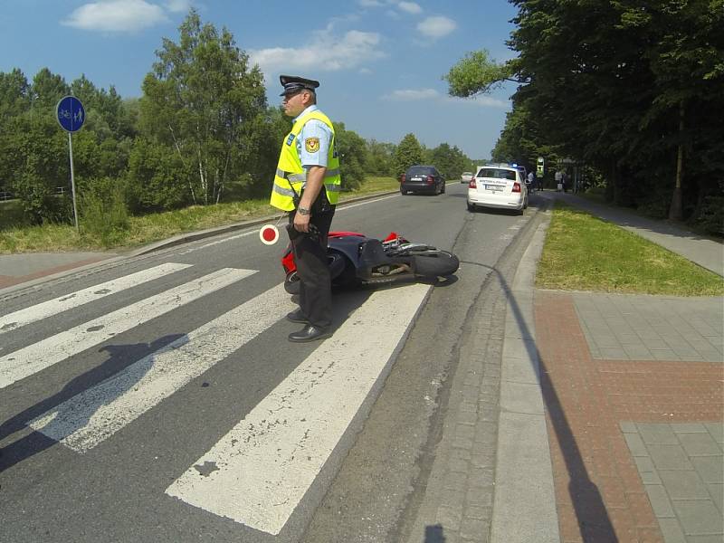 Nahý motorkář havaroval u kruhového objezdu. Stroj hlídali strážníci a unikající benzin zlikvidovali hasiči. 