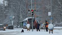 Přívaly sněhu na silnicích a dálnici D 48 u Českého Těšína způsobily komplikace v dopravě. Některé kamiony v kopci uvízly. Kvůli nehodě byl ucpaný a špatně průjezdný také sjezd z obchvatu města směrem na Třinec a Slovensko.