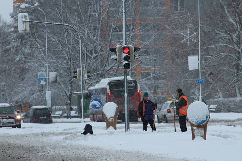 Přívaly sněhu na silnicích a dálnici D 48 u Českého Těšína způsobily komplikace v dopravě. Některé kamiony v kopci uvízly. Kvůli nehodě byl ucpaný a špatně průjezdný také sjezd z obchvatu města směrem na Třinec a Slovensko.