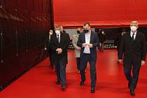 Premiér Andrej Babiš při návštěvě Havířova navštívil také budovu vlakového nádraží, která se předělává na společenské centrum a Národní centrum stolního tenisu na Šumbarku.