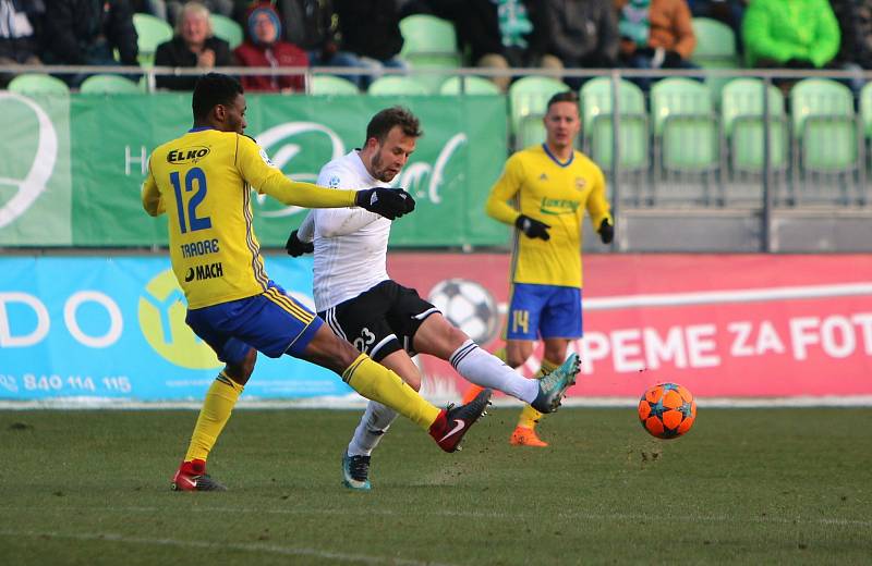 Karviná (v bílém) zdolal Zlín vysoko 4:0.