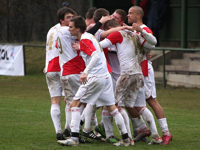 Orlovští fotbalisté se radují ze zisku dalších tří bodů.