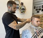 Marian Tichý provozuje v Karviné společně se svou partnerkou Marcelou Kindlovou barbershop.