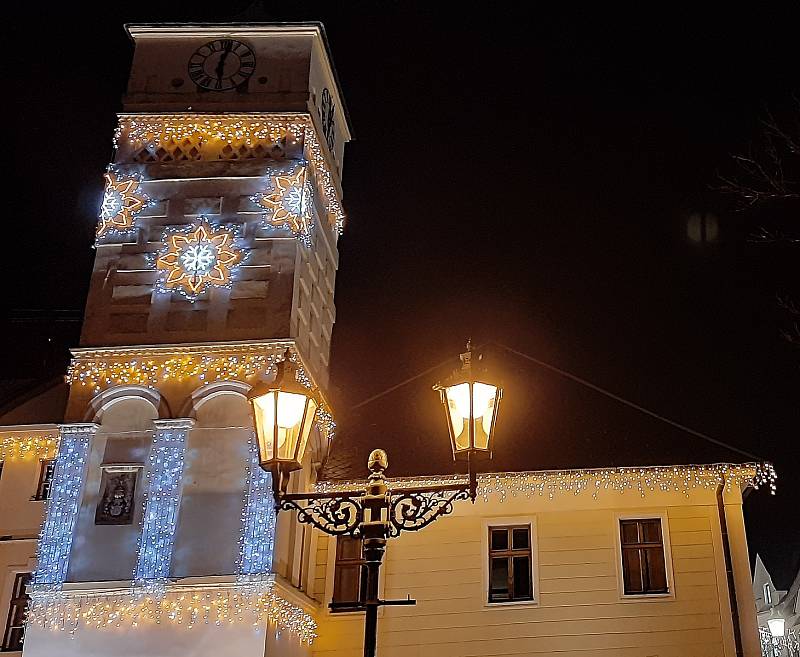 Vánoční výzdoba v Karviné. Podél hlavní třídy, u obchodního centra Korso, na Masarykově náměstí a všechny tři vánoční stromy.