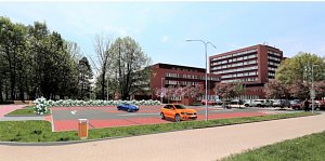 Před budovou nemocnice v Orlové probíhá rekonstrukce. Na jaře přibudou nová parkovací místa.