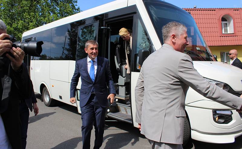 Vládní návštěva v Moravskoslezském kraji, 25. dubna 2018, Domov Březiny v Petřvaldu. Premiér Andrej Babiš s hejtmanem Ivo Vondrákem pomohli také se stavěním májky.