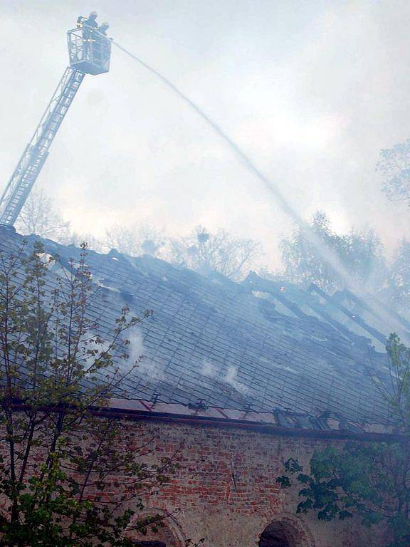 Požár zachvátil v úterý  kolem sedmé hodiny večer zdevastovanou budovu bývalých Larichových koníren v zámeckém parku 