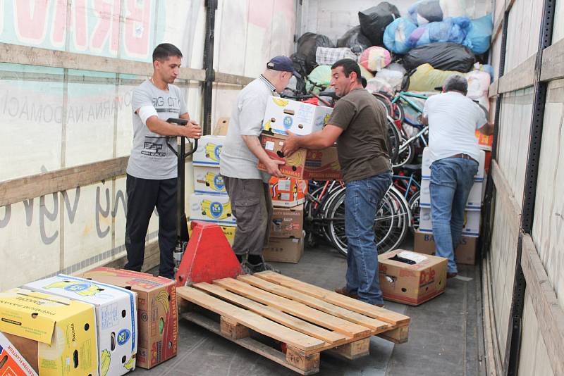 Kromě oblečení veze kamion na Ukrajinu také starší kola či školní lavice.