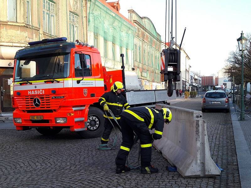 Hasiči instalovali ve středu odpoledne na Masarykově náměstí v Karviné betonové zátarasy jako preventivní opatření proti případnému teroristickému ú­toku.