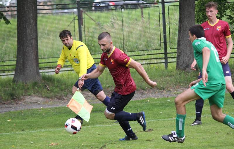 Fotbalisté Datyní (v zeleném) vyhrály nad Dobrou a mohli začít slavit postup do krajského přeboru.