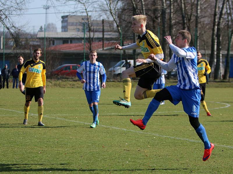 Karvinští fotbalisté (ve žlutém) mají za sebou vítěznou generálku proti Vítkovicím.