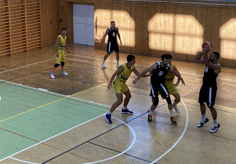 Karvinští basketbalisté vyhráli domácí Emil Cup.