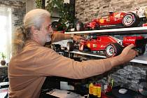 Karvinský modelář Milan Paulus a jeho sbírka kultovních vozů značky Ferrari.