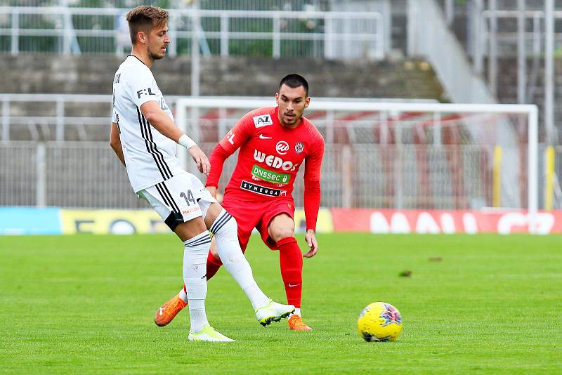 Fotbalisté Karviné (v bílém) zvládli zápas v Brně 2:0.