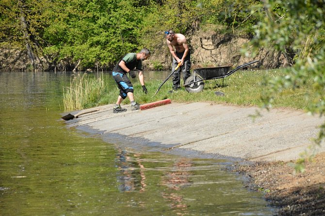 Kališovo jezero v Bohumíně, přípravy na sezonu, duben 2024.