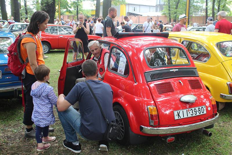 Do Bohumína se 3. srpna 2019 sjelo na 122 historických vozů na setkání řidičů starých aut a motocyklů, které pořádal Veteran car club Ostrava.