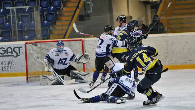 Hokejisté Havířova (v bílém) nezvládli utkání v Ústí a play off si definitivně nezahrají.