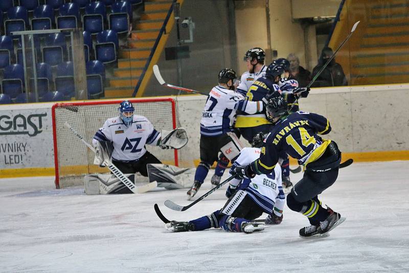 Hokejisté Havířova (v bílém) nezvládli utkání v Ústí a play off si definitivně nezahrají.