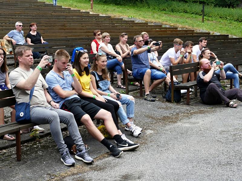 Přehlídka havířovských amatérských kapel nazvaná Festiválek v letním.