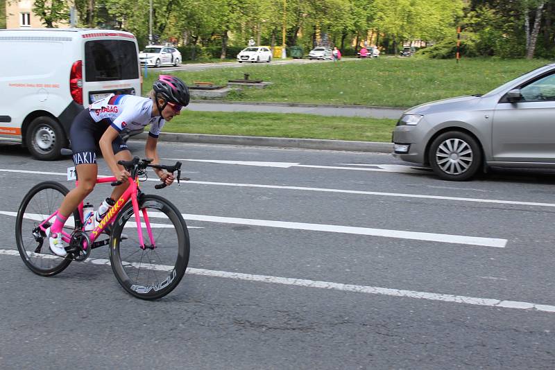 Peloton cyklistek při průjezdu Havířovem.