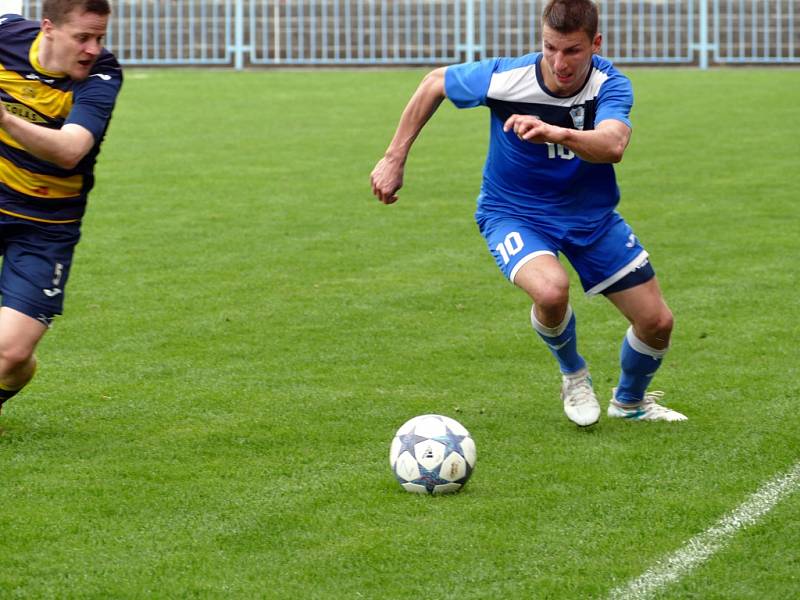 Havířovští fotbalisté (v modrém) přehráli Frýdlant jasně 3:0.