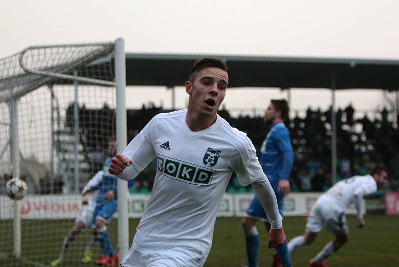 Karvinští fotbalisté (v bílém) porazili Ústí nad Labem.