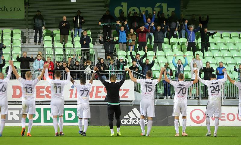 Karvinští (v bílém) vyřadili loňského finalistu poháru z Jablonce.