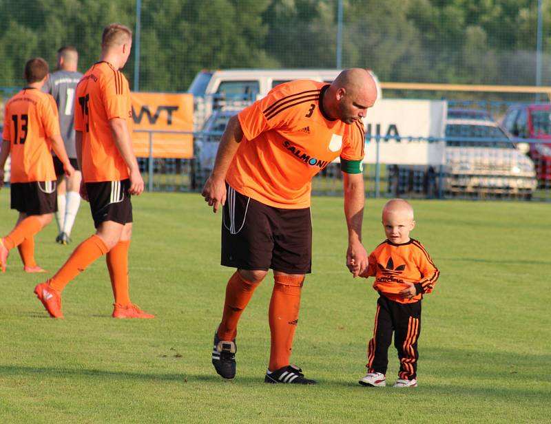 Stopera Lokomotivy Davida Gilla přišel na hřiště podpořit i jeho malý syn.