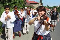 V Rychvaldě se zpívalo a hrálo v ulicích, v Karviné před místní knihovnou. Také Základní umělecké školy z Karvinska se zapojily do úterního happeningu těchto škol, který probíhal v celém Česku.