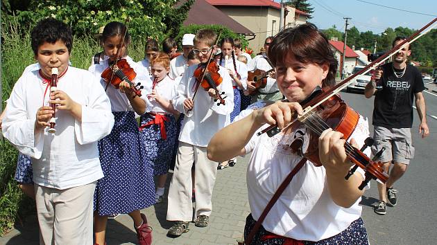 V Rychvaldě se zpívalo a hrálo v ulicích, v Karviné před místní knihovnou. Také Základní umělecké školy z Karvinska se zapojily do úterního happeningu těchto škol, který probíhal v celém Česku.