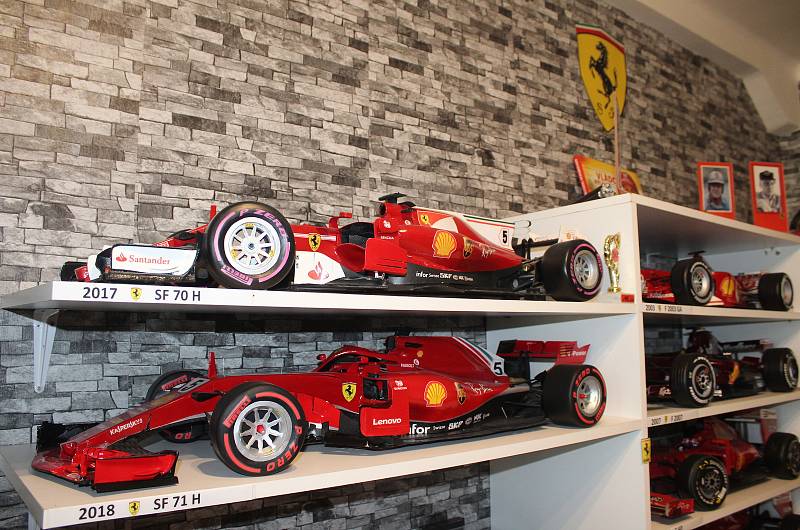 Karvinský modelář Milan Paulus a jeho sbírka kultovních vozů značky Ferrari.