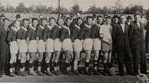 Rok 1937. Zleva: Kuzník, Dušek, Tošenovský, Indruch, Bronček, Šeliga, Podroužek, Jamrož, Kubica, G. Fojtík, Klimes, Gibas, Fr. Tkoč, Mrázek.