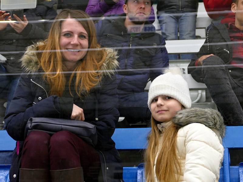 Pohled na střídačku a tribuny havířovského zimního stadionu