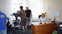 V kanceláři českotěšínského starosty se v pátek také natáčely sekvence nového filmu Muzzikanti, ve kterém se po letech potkají Eva Vejmělková a Pavel Kříž, protagonisté legendární filmové série o Básnících. 