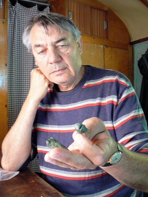 Archeolog Pavel Kouřil ukazuje na rolničku a miniaturku sekerky, které patří k unikátním letošním nálezům. 