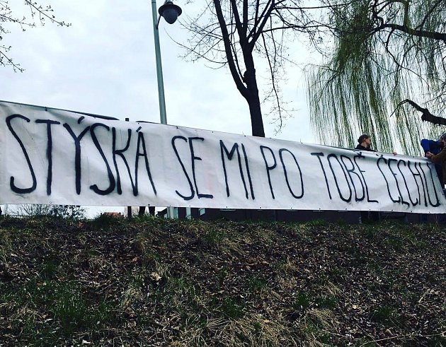 Obyvatelé Těšína, Češi a Poláci, si přes hranici posílají dojemné vzkazy.