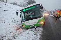 Vyprošťování meziměstského autobusu v Albrechticích u Českého Těšína.