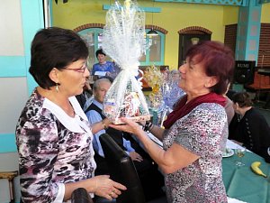 Klub důchodců při Domě s pečovatelskou službou v ulici Mládežnická uspořádal ve čtvrtek odpoledne setkání s jubilanty.