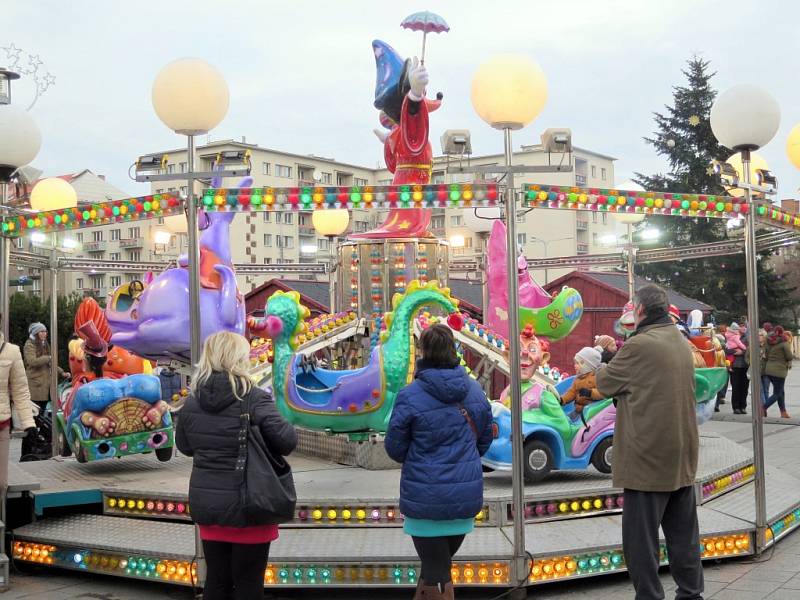 Vánoční městečko v Havířově je věnováno především dětem. Takto vypadalo o první adventní neděli.