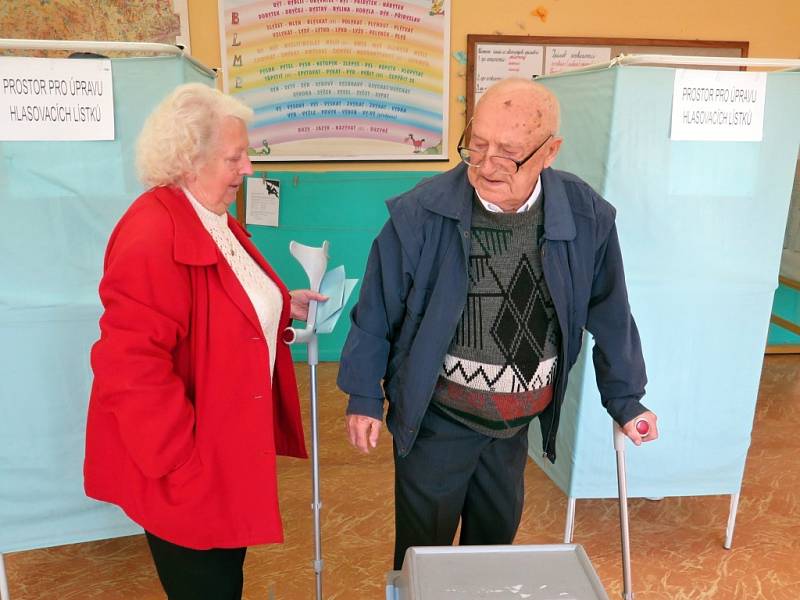 Volby v budově ZŠ Žákovská v Havířově.