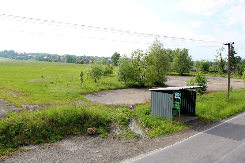 Na tomto pozemku po bývalém statku chce investor postavit výrobní halu.